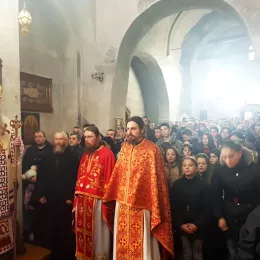 Епископ Јоаникије на Савиндан у Ђурђевим Ступовима