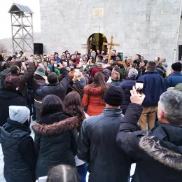 Епископ Јоаникије на Молебану у Андријевици: Цио свијет реагује на неправду која се чини у Црној Гори