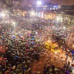 Вјерни народ Никшића, упркос јакој киши, непоколебљиво у одбрани светиња