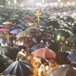 Вјерни народ Никшића, упркос јакој киши, непоколебљиво у одбрани светиња