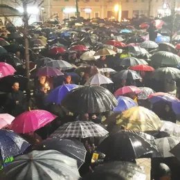 Вјерни народ Никшића, упркос јакој киши, непоколебљиво у одбрани светиња