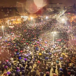 Вјерни народ Никшића, упркос јакој киши, непоколебљиво у одбрани светиња