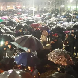 Вјерни народ Никшића, упркос јакој киши, непоколебљиво у одбрани светиња