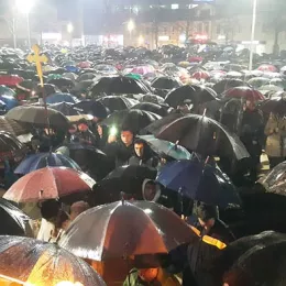 Вјерни народ Никшића, упркос јакој киши, непоколебљиво у одбрани светиња