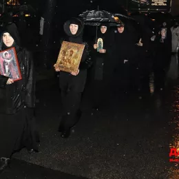 Вјерни народ Никшића, упркос јакој киши, непоколебљиво у одбрани светиња