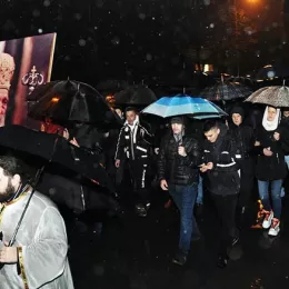 Вјерни народ Никшића, упркос јакој киши, непоколебљиво у одбрани светиња