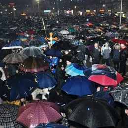 Вјерни народ Никшића, упркос јакој киши, непоколебљиво у одбрани светиња