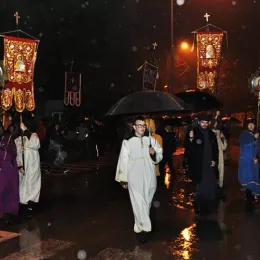 Вјерни народ Никшића, упркос јакој киши, непоколебљиво у одбрани светиња