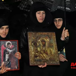 Вјерни народ Никшића, упркос јакој киши, непоколебљиво у одбрани светиња