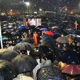 Вјерни народ Никшића, упркос јакој киши, непоколебљиво у одбрани светиња