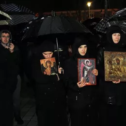 Вјерни народ Никшића, упркос јакој киши, непоколебљиво у одбрани светиња