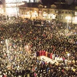 Отац Никола Пејовић на литији у Никшићу