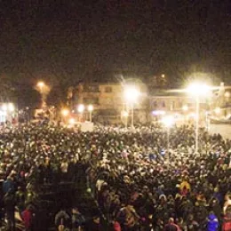 Отац Никола Пејовић на литији у Никшићу