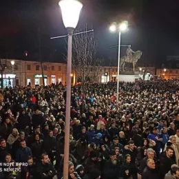 Отац Никола Пејовић на литији у Никшићу