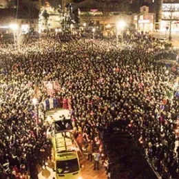 Отац Никола Пејовић на литији у Никшићу