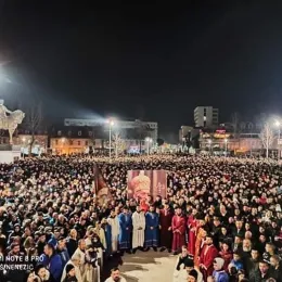 Отац Никола Пејовић на литији у Никшићу