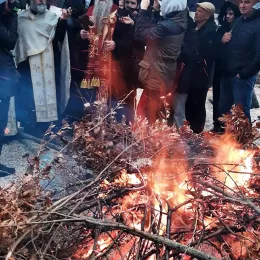 Епископ Јоаникије освештао и наложио Бадњаке пред никшићком Саборном црквом