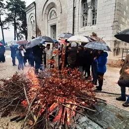 Епископ Јоаникије освештао и наложио Бадњаке пред никшићком Саборном црквом
