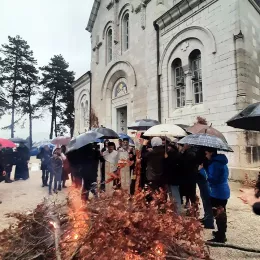 Епископ Јоаникије освештао и наложио Бадњаке пред никшићком Саборном црквом