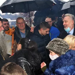 Епископ Јоаникије освештао и наложио Бадњаке пред никшићком Саборном црквом
