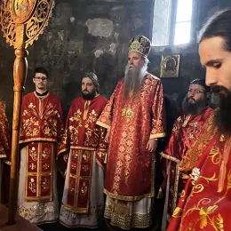 Епископ Јоаникије на Оце служио Литургију у Ђурђевим Ступовима