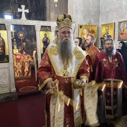 Епископ Јоаникије на Оце служио Литургију у Ђурђевим Ступовима