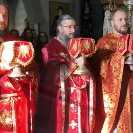 Епископ Јоаникије на Оце служио Литургију у Ђурђевим Ступовима