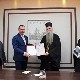ЕПИСКОПУ ЈОАНИКИЈУ УРУЧЕНА НАГРАДА „21. ЈУЛ“