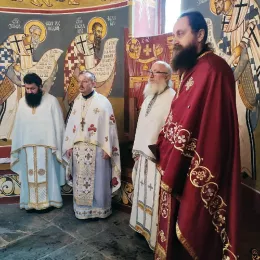 Литургија у манастиру Мајсторовина