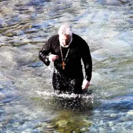 Свечано прослављено Богојављење у Беранама: Литургија и пливање за Часним крстом 