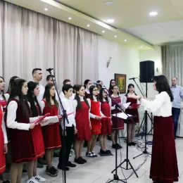 Изложба „Дјеца и млади у сусрет Божићу“ отворена у Никшићу