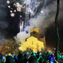 Епископ Методије налагао бадњаке на платоу манастира Ђурђеви Ступови