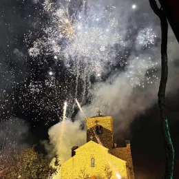 Епископ Методије налагао бадњаке на платоу манастира Ђурђеви Ступови