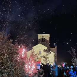 Епископ Методије налагао бадњаке на платоу манастира Ђурђеви Ступови