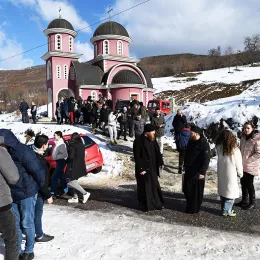 Епископ Методије на Савиндан богослужио у селу Дапсиће код Берана