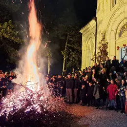 Налагање бадњака пред никшићким Саборним храмом 