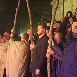 Налагање бадњака пред никшићким Саборним храмом 