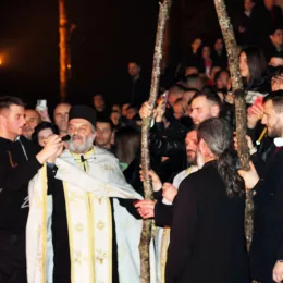 Налагање бадњака пред никшићким Саборним храмом 