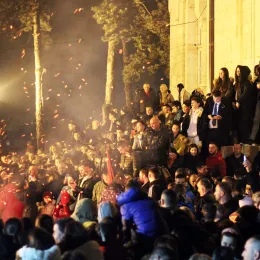 Налагање бадњака пред никшићким Саборним храмом 