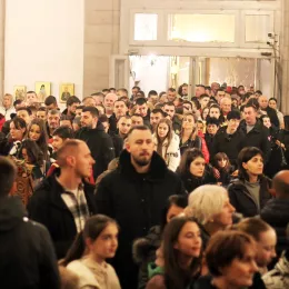 Налагање бадњака пред никшићким Саборним храмом 