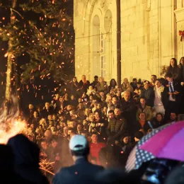Налагање бадњака пред никшићким Саборним храмом 