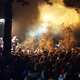 Налагање бадњака пред никшићким Саборним храмом 