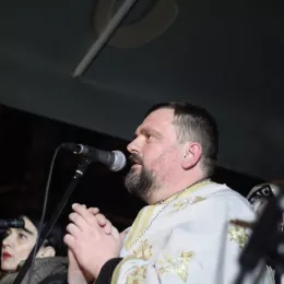 Налагање бадњака пред никшићким Саборним храмом 