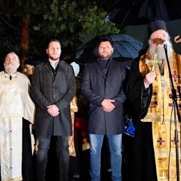 Митрополит Јоаникије освештао бадњаке пред никшићким Саборним храмом