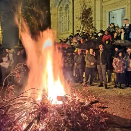 Митрополит Јоаникије освештао бадњаке пред никшићким Саборним храмом
