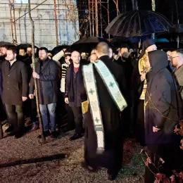 Митрополит Јоаникије освештао бадњаке пред никшићким Саборним храмом