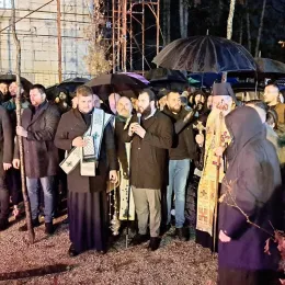 Митрополит Јоаникије освештао бадњаке пред никшићким Саборним храмом