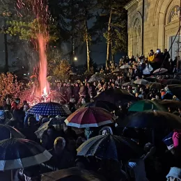 Митрополит Јоаникије освештао бадњаке пред никшићким Саборним храмом
