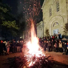 Митрополит Јоаникије освештао бадњаке пред никшићким Саборним храмом