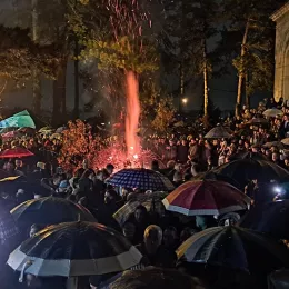 Митрополит Јоаникије освештао бадњаке пред никшићким Саборним храмом